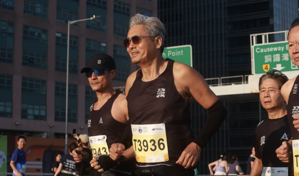 英雄联盟下注-四战港马带“银发艺人团”一起完赛,周润发是推广跑步的典范